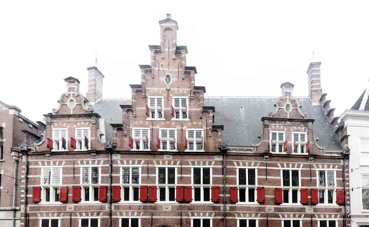 Het gemeenlandshuis aan de Breestraat in Leiden