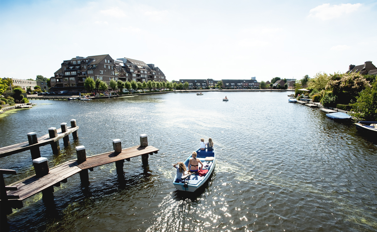 Recreanten in bootje varen door de stad