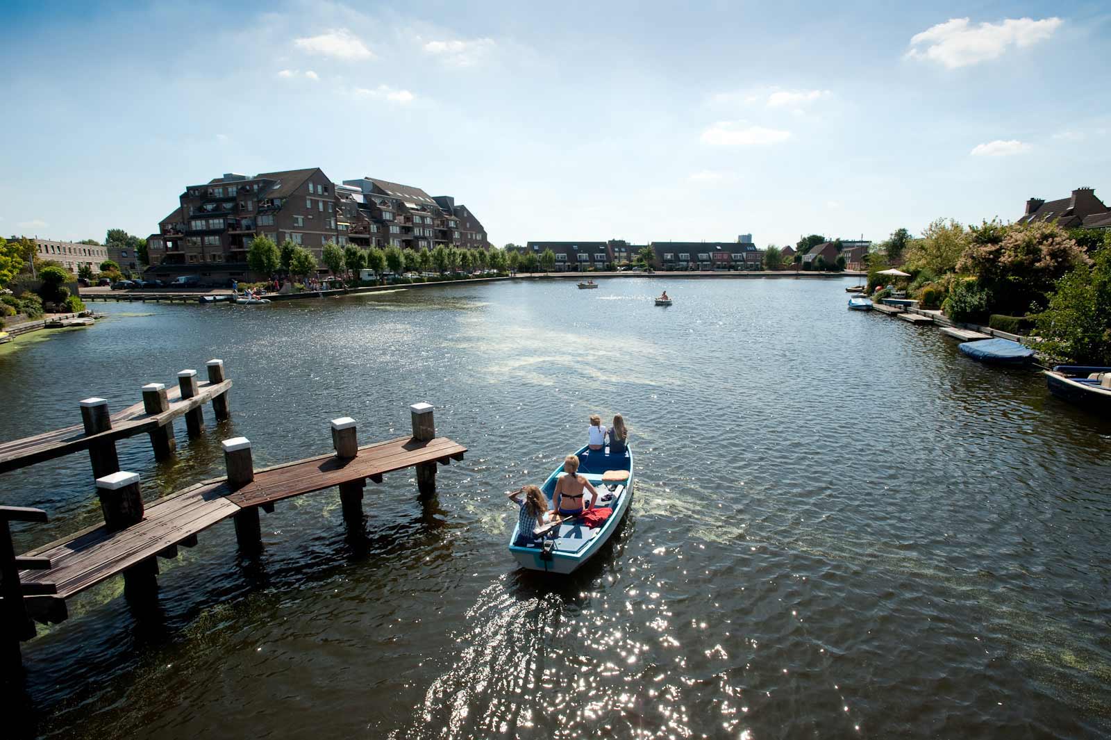 Recreatie op de Broekwegwetering nabij de Fregatwerf in Zoetermeer.