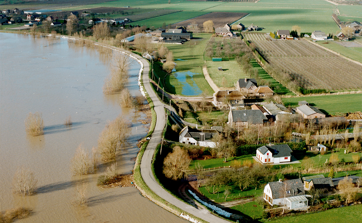 Luchtfoto van hoogwater - zandzakken tegen de dijk