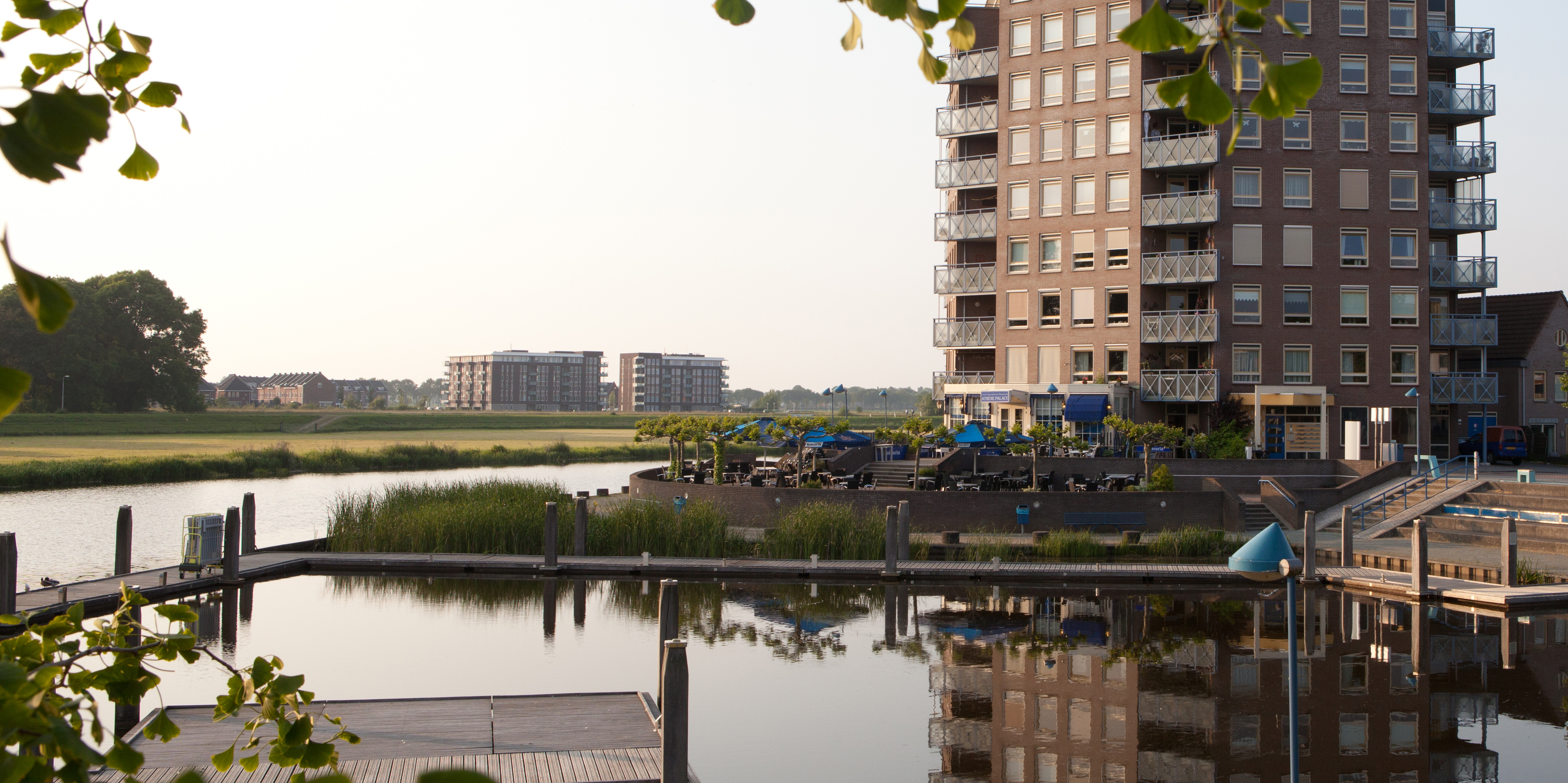 Zicht op appartementencomplex Havenhoofd aan de Vechtvoorde te Hardenberg