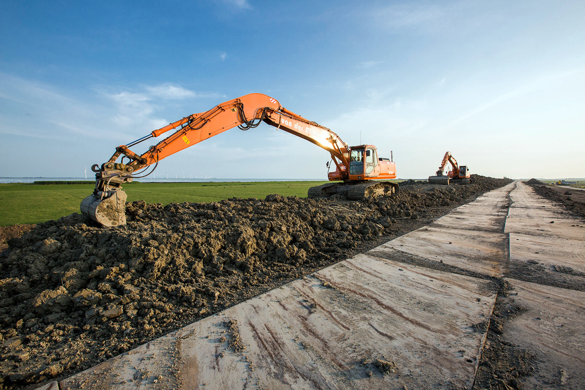 Dijkversterking in Friesland - graafmachine op de dijk