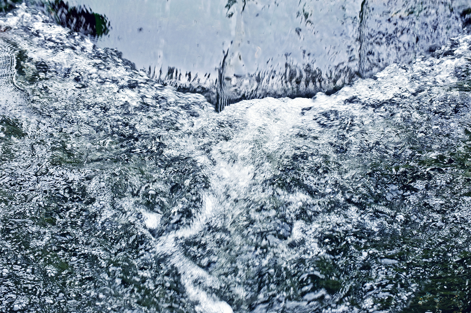 Stromend water bij een stuw in het Kanaal van Deurne, nabij Neerkant.