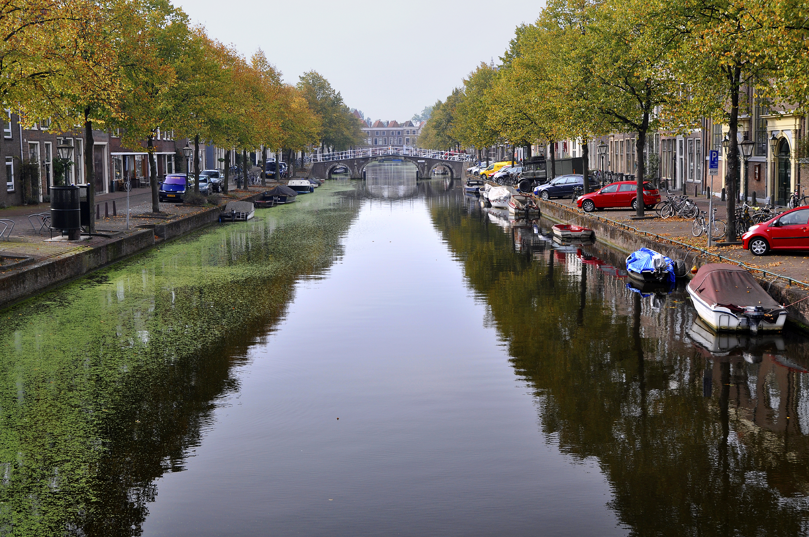 Zicht op de Herenbrug in Leiden.