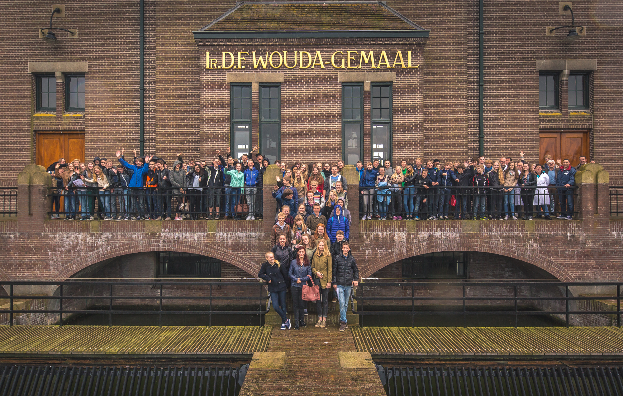 Groepsfoto van het jeugdwatercongres voor het Woudagemaal in Friesland.