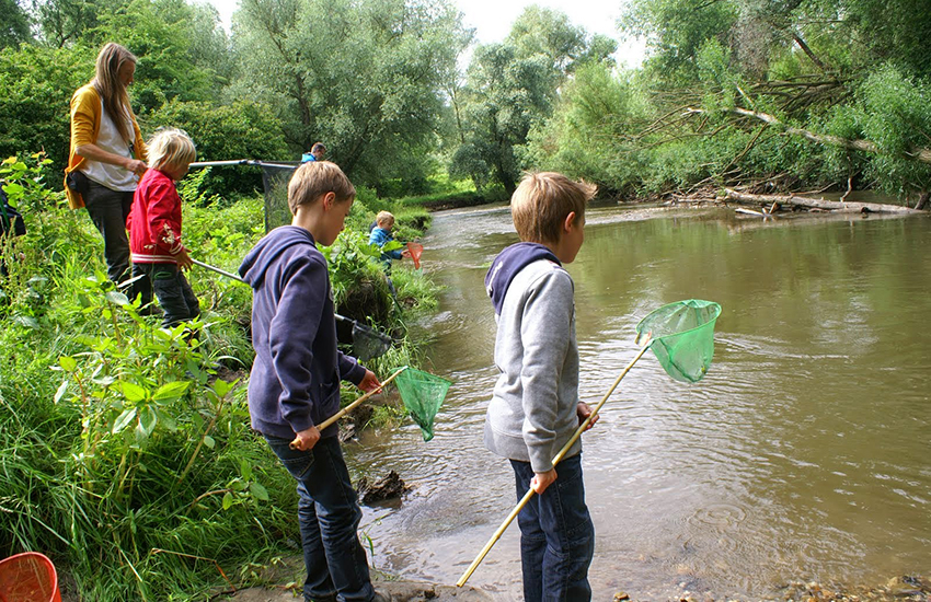 Kinderen met netjes bij het water tijdens IVN Slootjesdagen