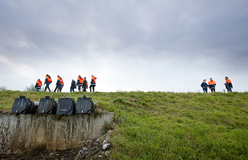 Dijkwachten lopen tijdens een oefening op een dijk bij de Vergelt in Baarlo.