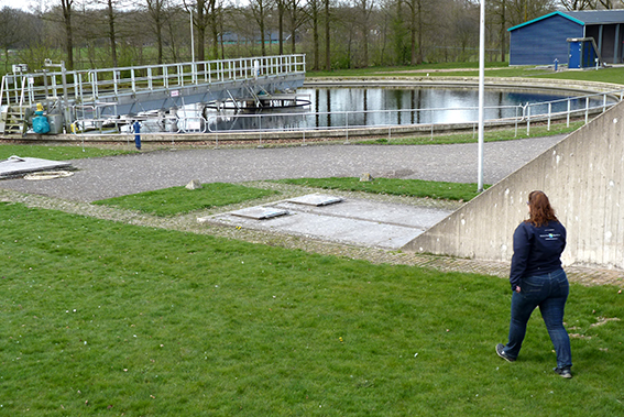 Zuiveringstechnicus aan het werk op rioolwaterzuiveringsinstallatie in waterschap Rijnland