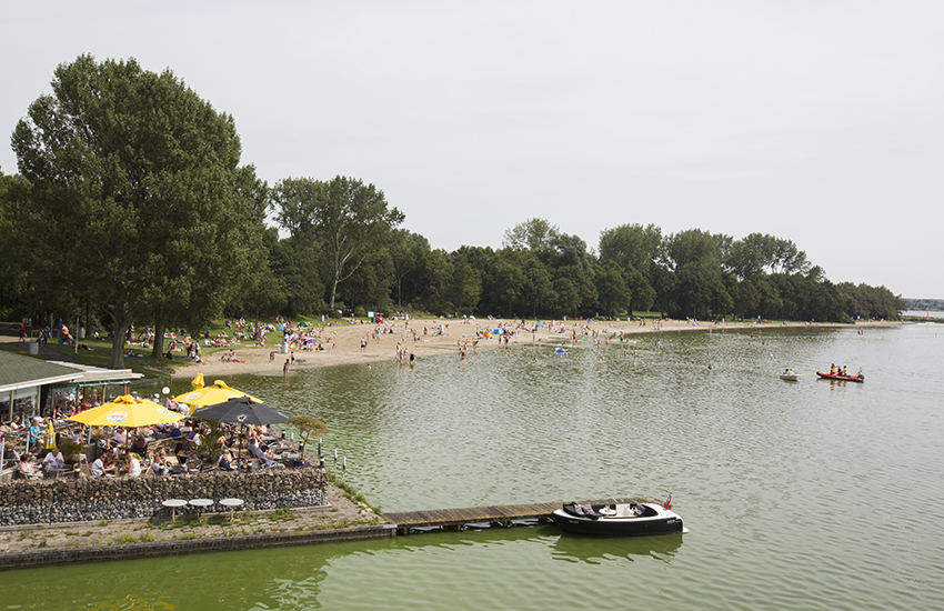 Zicht op Noord Aa, strandje bij Zoetermeer