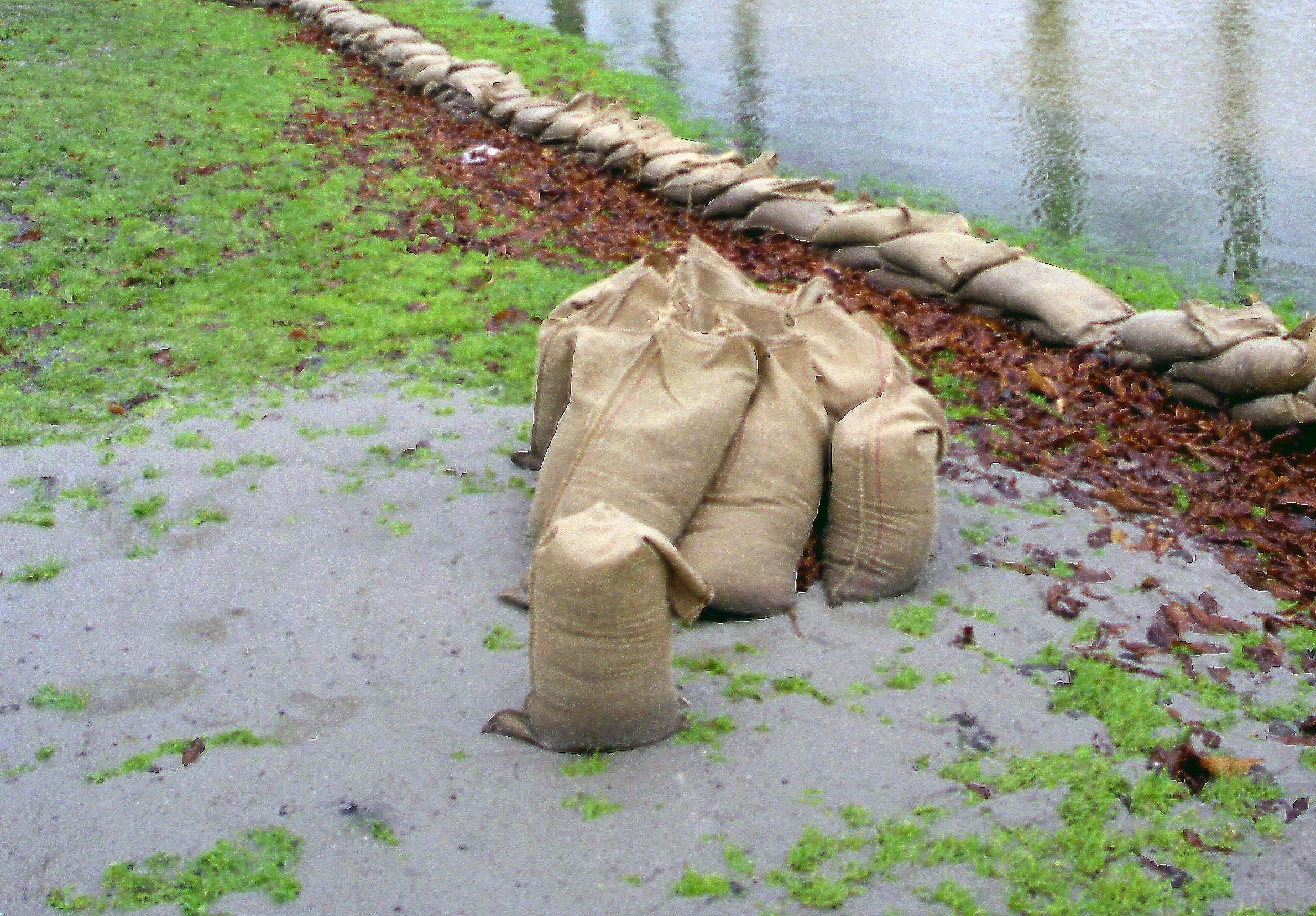 Zandzakken bij hoog water