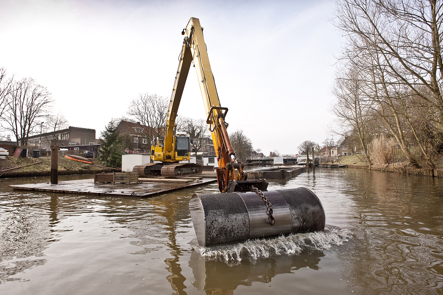 Baggeren met graafmachine in het Almelose Kanaal in Zwolle.