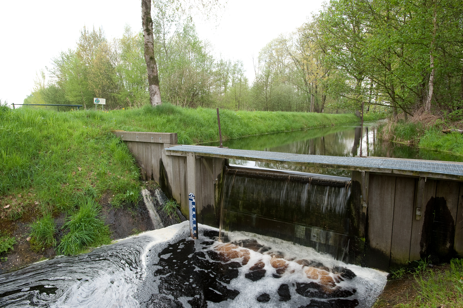 Stuw in natuurgebied Mariapeel tussen Helenaveen en Griendtsveen.