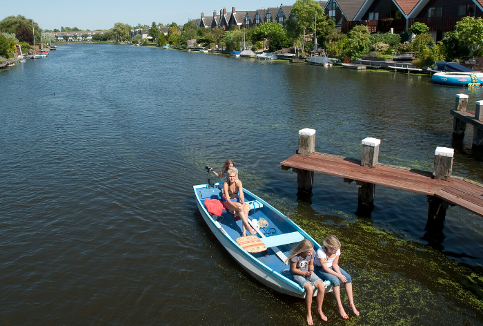 recreatiebootje op het water