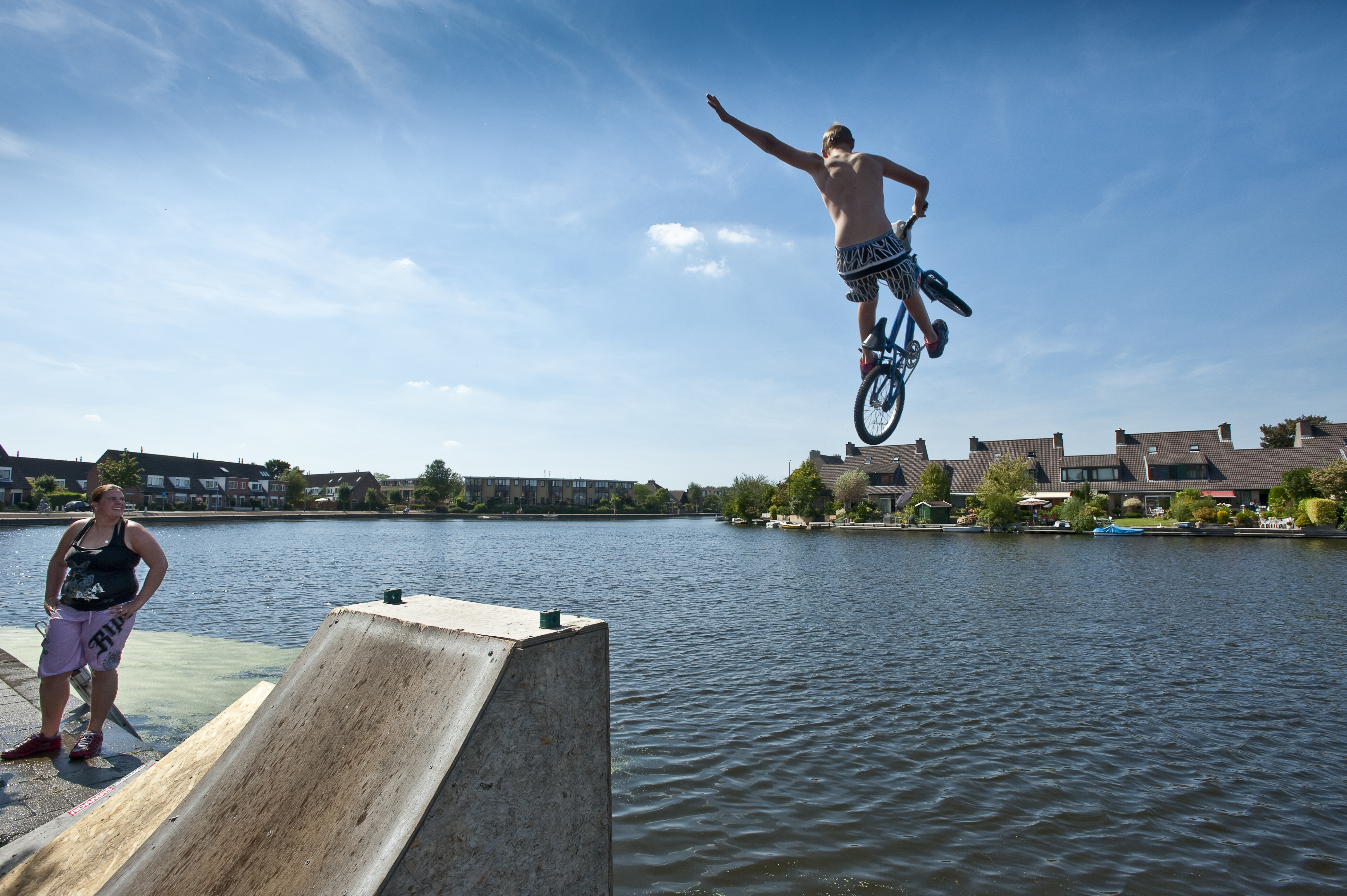 Jongelui springen met een BMXfiets in de Broekwegwetering nabij de Fregatwerf in Zoetermeer.